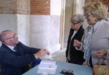 Luciano Parolin, l’ultimo menestrello di Vicenza. Lo ricorda ViPiu.it, gli scrive il fratello Massimo, lui già descrive le vie del regno dei Cieli Luciano Parolin presenta e autografa copie di uno dei suoi libri sui "Toponimi vicentini"