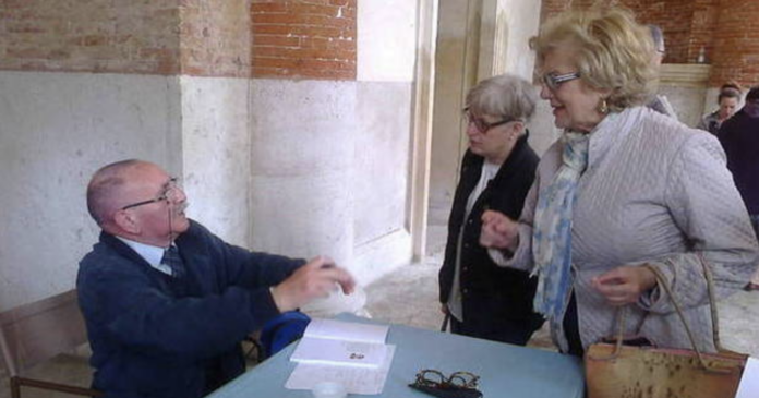 Luciano Parolin presenta e autografa copie di uno dei suoi libri sui 