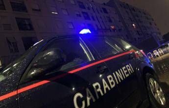 Massa, uomo trovato morto sul balcone di casa: sul corpo segni di coltellate