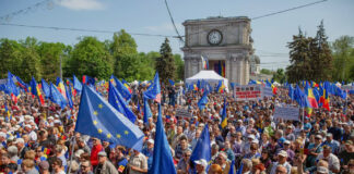 Decine di migliaia di persone manifestano in Moldavia per l’adesione all’UE Moldavia