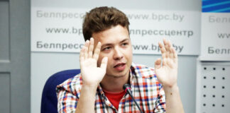 La Bielorussia grazia il blogger dell’opposizione arrestato dopo l’atterraggio forzato dell’aereo bielorussia