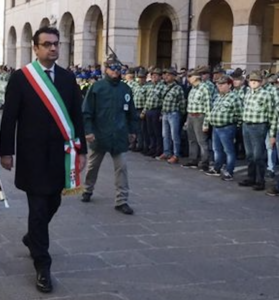 Rucco sfila davanti agli alpini a Vicenza