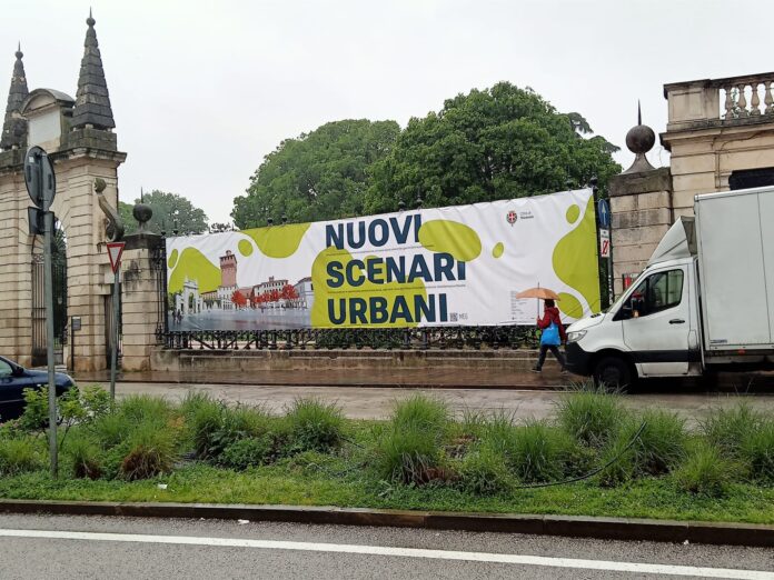 Striscione sulla cancellata del giardino Salvi per il progetto di Viale Roma Piazzale De Gasperi (foto del 12 maggio scorso)