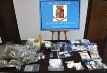 Vicenza: al bar Palazzetto di Anconetta spaccio stupefacenti. Polizia li sequestra insieme a contante, arresta pregiudicato albanese e denuncia altri 3 soggetti Stupefacenti e contante sequestrati dalla Polizia di Stato a Vicenza