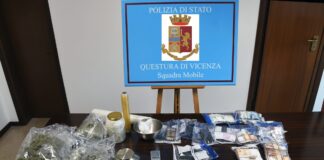 Vicenza: al bar Palazzetto di Anconetta spaccio stupefacenti. Polizia li sequestra insieme a contante, arresta pregiudicato albanese e denuncia altri 3 soggetti Stupefacenti e contante sequestrati dalla Polizia di Stato a Vicenza