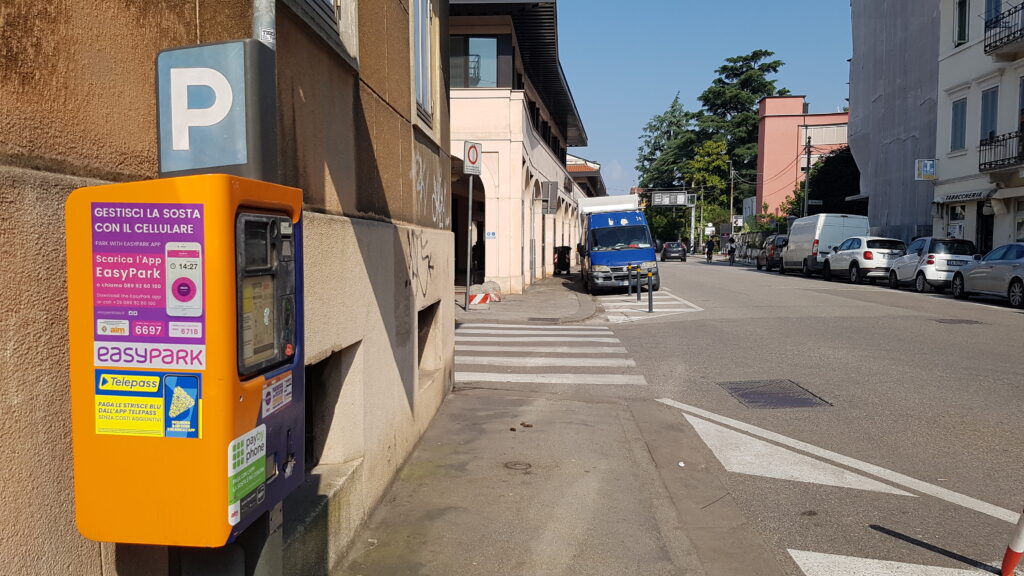 Una veduta degli stalli per la sosta in corso Padova a Vicenza (foto, Marco Milioni)