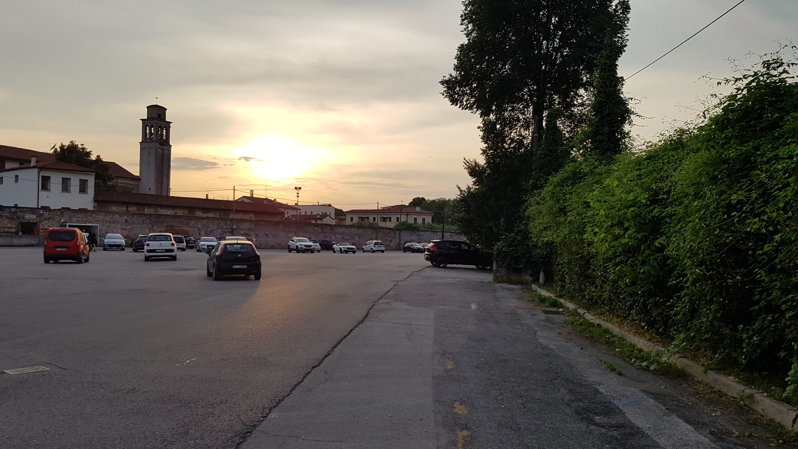 Uno scorcio durante il tramonto del Parking Fogazzaro gestito da GPS nel centro storico di Vicenza (foto, Marco Milioni)