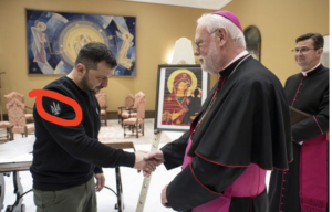 Zelensky in Vaticano con felpa con simbolo nazifascista