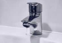 Acqua biancastra dai rubinetti in Valle dell’Agno. Viacqua rassicura: sono solo “bollicine” acqua biancastra dai rubinetti in Valle Agno, Viacqua "nulla di grave"