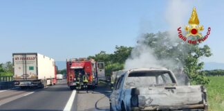 Pick-up in fiamme sulla A31 nel Vicentino, illeso il conducente incendio pick-up su a31
