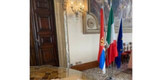 Strage con nove morti in una scuola a Belgrado, il cordoglio dell’amministrazione comunale di Vicenza La bandiera serba con quelle italiana ed europea in occasione di una cerimonia a Palazzo Trissino