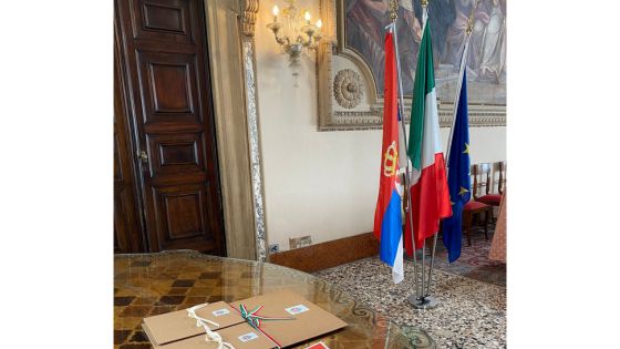 La bandiera serba con quelle italiana ed europea in occasione di una cerimonia a Palazzo Trissino La bandiera serba con quelle italiana ed europea in occasione di una cerimonia a Palazzo Trissino