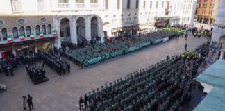 Alpini, a Udine sfilata con la bandiera di Vicenza e passaggio della stecca Sfilata Alpini (Foto d'archivio)
