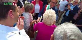 Giacomo Possamai neo sindaco di Vicenza: “Sento la responsabilità”. Video anche con nonna Maria Pia che lo aiuta per la fascia e… Maltauro (Lega) Giacomo Possamai proclamato sindaco di Vicenza, la nonna lo aiuta per la fascia