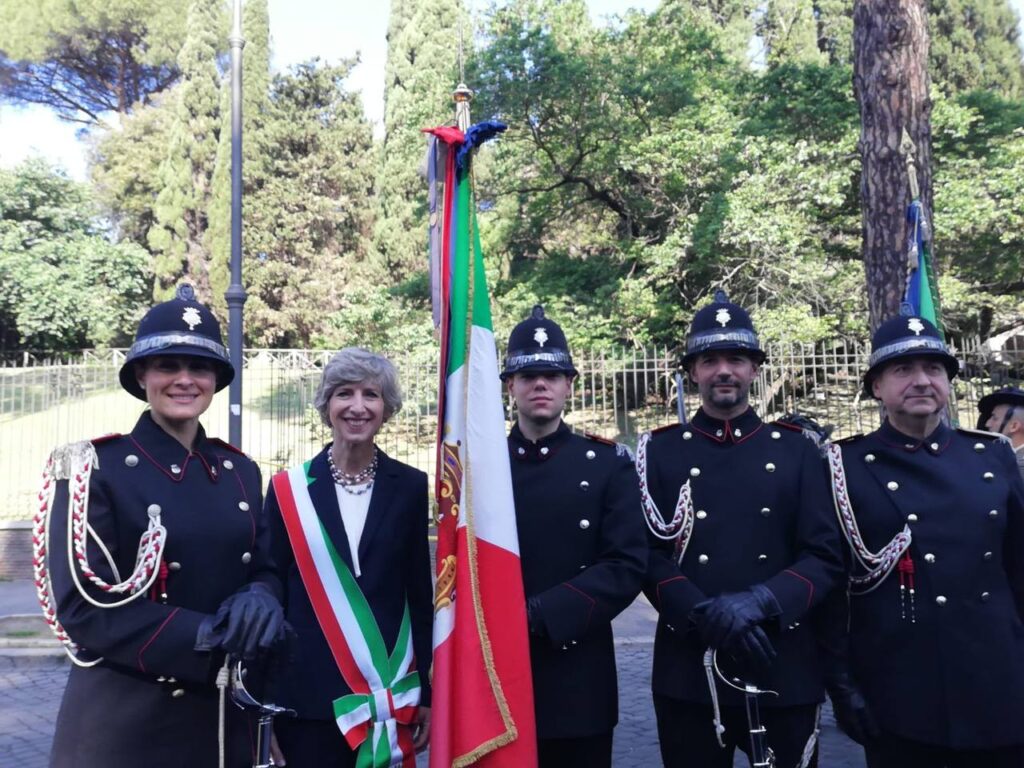 2 giugno 2023, Isabella Sala con la bandiera di Vicenza a Roma