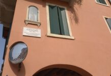 Le vie di Vicenza. Contrà Busato, pittore mondiale e patriota. Di fronte c’è la targa ricordo di Elisa Salerno, pioniera del giornalismo libero Elisa Salerno