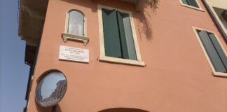 Le vie di Vicenza. Contrà Busato, pittore mondiale e patriota. Di fronte c’è la targa ricordo di Elisa Salerno, pioniera del giornalismo libero Elisa Salerno
