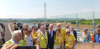 Tangenziale di Vicenza: a due anni da (mezza) apertura Bretella, tutto fermo. Comitato Albera: “Basta gravi ritardi e inerzia istituzionale” Zaia col comitato Bretella dell'Albera tangenziale vicenza