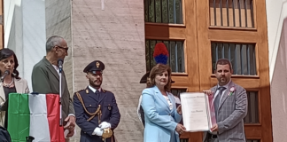 Analista dei dati Covid per ViPiu.it e non solo Luca Fusaro insignito dell’onorificenza di “Cavaliere dell’Ordine al Merito della Repubblica” Luca Fusaro, la consegna dell'onorificenza di "Cavaliere dell’Ordine al Merito della Repubblica"