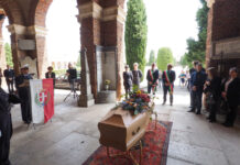 Luciano Parolin è stato sepolto nel Famedio del Cimitero maggiore di Vicenza. Il fratello Massimo: “Ora Ciano scriverà da lassù” Luciano Parolin