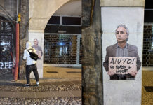 Marco Travaglio disoccupato, murale satirico di Evyrein a Padova dopo il decesso di Berlusconi Marco travaglio evyrein padova