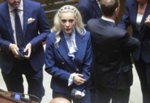 Manovra, in aula Tajani saluta Fascina. Poi lungo colloquio