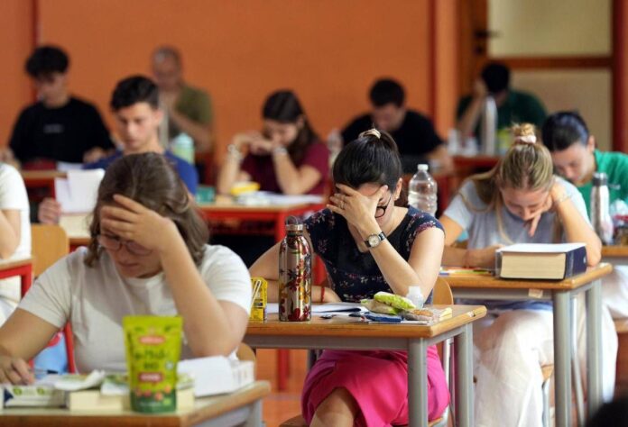 Maturità 2026, la traccia di attualità svelata dall’Ia: ecco i ‘temi’ secondo Chat Gpt, Gemini e Claude Ai