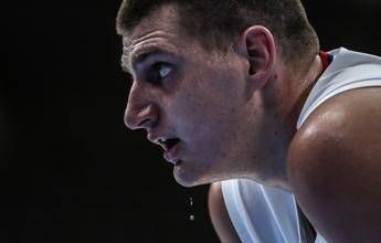 Nba, Jokic stop per infortunio al ginocchio: fermo un mese