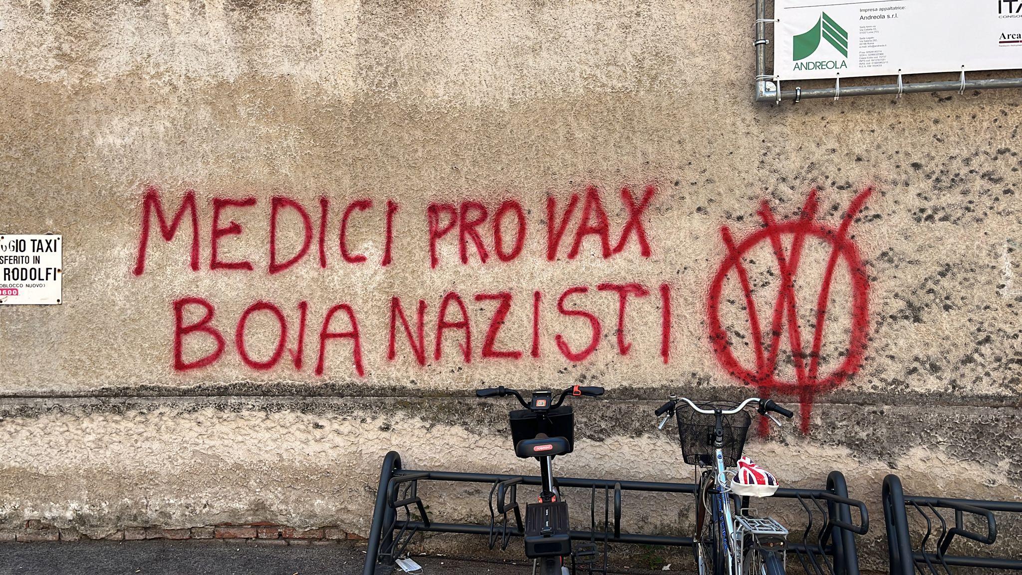 Scritte No Vax a Vicenza nella area dell'ospedale S. Bortolo (foto Il Giornale di Vicenza)
