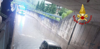 Incastrata in auto impantanata in un sottopassaggio allagato dai temporali: salva automobilista a Valbrenta incastrata in auto