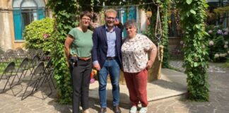 Fiori d’estate, allestimento artistico vistato dal sindaco di Vicenza: “Sempre al fianco di iniziative contro la violenza sulle donne”