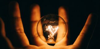 Mercato tutelato, Il Sole 24 Ore: “4,5 milioni di bollette infiammano l’asta” mercato tutelato luce