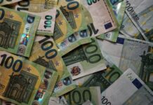 BTp, Il Sole 24 Ore: “Record di sempre: chiesti 130 miliardi a 30 anni” soldi salario minimo BTp Valore redditometro