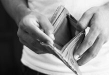 Tornano le bollette pazze. Codici: la fine del mercato tutelato sta mettendo in difficoltà i consumatori Bollette pazze: consumatori in crisi dopo la fine del mercato tutelato