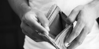 Tornano le bollette pazze. Codici: la fine del mercato tutelato sta mettendo in difficoltà i consumatori Bollette pazze: consumatori in crisi dopo la fine del mercato tutelato