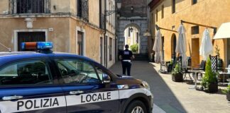 Thiene, auto entra in area mercato e urta un furgone di un commerciante