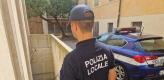 Thiene, al parcheggio Nova Thiene Polizia Locale Nordest Vicentino controlla e sanziona gruppo di giovani Thiene, al parcheggio Nova Thiene Polizia Locale Nordest Vicentino