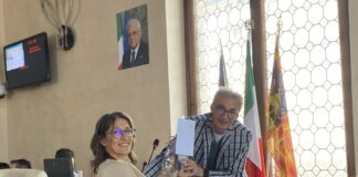 Lotta alla plastica, assessore Baldinato e Viacqua regalano borracce alla giunta e ai consiglieri comunali di Vicenza borracce Consiglio