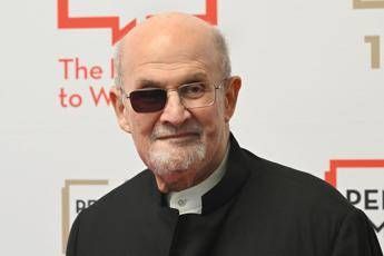 Accoltellò Salman Rushdie, condannato a 25 anni di carcere