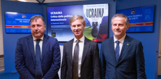 Alessandro Orsini, lectio magistralis al Consiglio regionale del Veneto sull’Ucraina: “Recuperare la verità storica”. Invitato da Ciambetti e Sandonà (Lega) Alessandro Orsini con Sandonà e Ciambetti