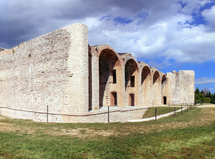 Alta Via della Grande Guerra delle Prealpi Vicentine e Forte interrotto