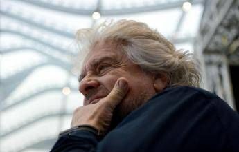 Beppe Grillo, il ritorno sul blog : “Politici? Come zombie nei palazzi”