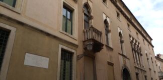 Contrà Porti con il balcone di Luigi Da Porto e della sua originaria novella su Giulietta e Romeo Contrà Porti con il balcone di Luigi Da Porto e della sua originaria novella su Giulietta e Romeo