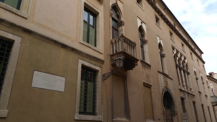 Contrà Porti con il balcone di Luigi Da Porto e della sua originaria novella su Giulietta e Romeo