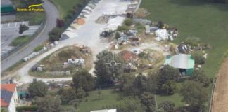 GdF di Vicenza: sequestrata una discarica di oltre 2000 mq. con la collaborazione di Arpav Veneto Discarica, vista dall'alto da elicottero GdF Vicenza