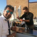 Appalti, Finanza al Comune di Vicenza. CorVeneto: indagato il dirigente ingegner Giovanni Fichera che risponde di turbativa d’asta Giovanni Fichera, dirigente comunale abituato ai cantieri, con occhiali alla Tom Cruise di Top gun, stavolta controlla la miscelazione dei cocktail (Foto e didascalia La Piazza Web)