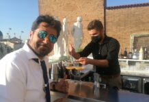 Appalti, Finanza al Comune di Vicenza. CorVeneto: indagato il dirigente ingegner Giovanni Fichera che risponde di turbativa d’asta Giovanni Fichera, dirigente comunale abituato ai cantieri, con occhiali alla Tom Cruise di Top gun, stavolta controlla la miscelazione dei cocktail (Foto e didascalia La Piazza Web)