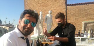 Appalti, Finanza al Comune di Vicenza. CorVeneto: indagato il dirigente ingegner Giovanni Fichera che risponde di turbativa d’asta Giovanni Fichera, dirigente comunale abituato ai cantieri, con occhiali alla Tom Cruise di Top gun, stavolta controlla la miscelazione dei cocktail (Foto e didascalia La Piazza Web)