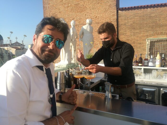 Giovanni Fichera, dirigente comunale abituato ai cantieri, con occhiali alla Tom Cruise di Top gun, stavolta controlla la miscelazione dei cocktail (Foto e didascalia La Piazza Web)