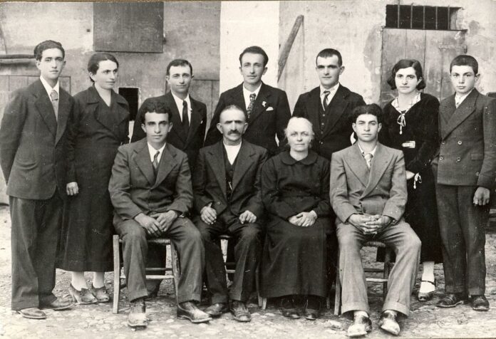 La famiglia Cervi con il padre Alcide e i sette fratelli che inventarono la tradizione della pastasciutta antifascista